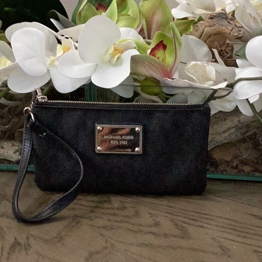 Michael Kors EUC Wristlet MK logo